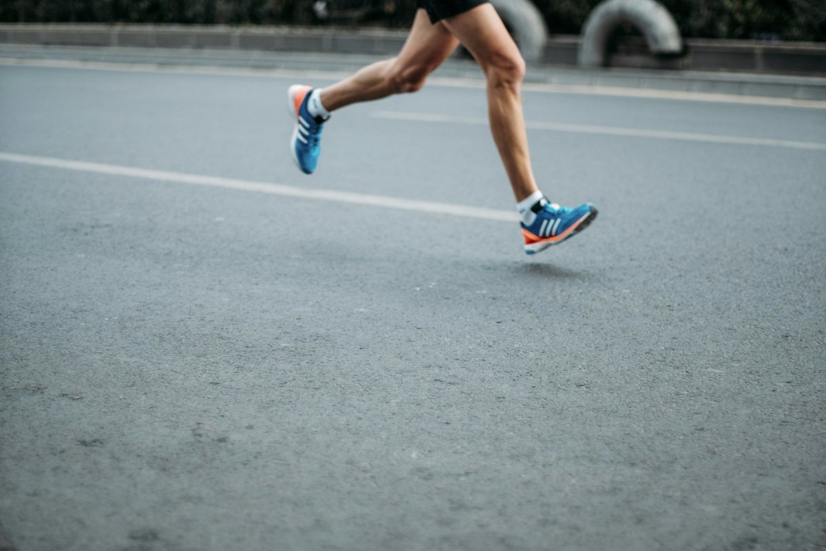 Shin Splints Won’t Go Away? Why Rest, Ice and Physio Haven’t Fixed It (Burleigh Heads Guide)